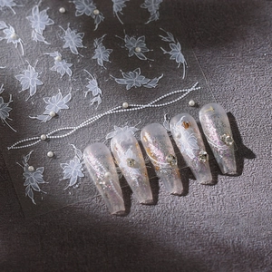 Adesivi per unghie 3D con fiori bianchi e perle su unghie finite e foglio