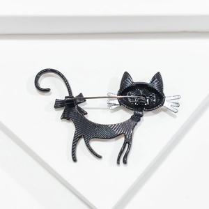 Détail d'une broche chat noir artistique avec finition métal texturé et fermoir à épingle
