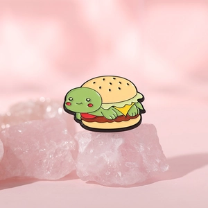 Broche mignonne tortue burger en alliage émaillé sur fond de cristaux roses