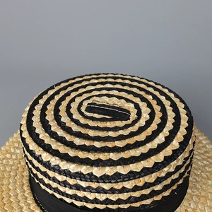 Strohhut mit gelb-schwarzem Spiralmuster und breitem schwarzem Band für Damen