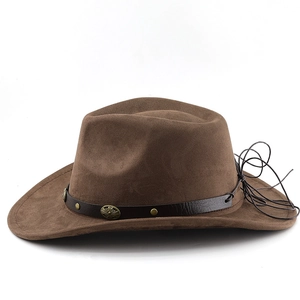 Dettaglio cappello da cowboy in pelle scamosciata marrone con fascia borchiata e decoro