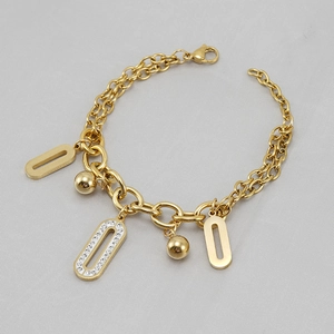 Dettaglio del bracciale in acciaio inossidabile oro 18K con maglie ovali e accenti di diamanti