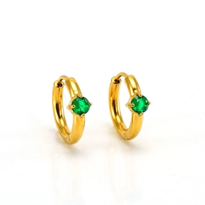 Détail de créoles plaquées or 18 carats avec zircon rond vert éclatant au centre