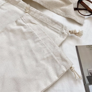 Vue détaillée d'un sac de rangement en coton naturel avec texture de tissu