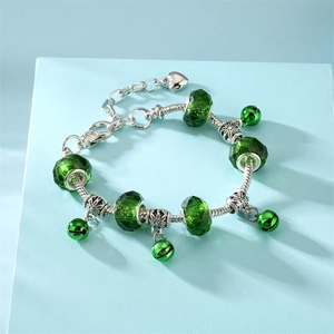 Armband mit grünen Kristallperlen, silbernen Glocken und Herzanhänger auf Schlangenkette