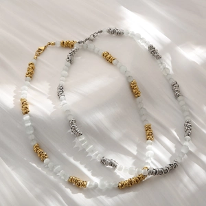 Détail de colliers bohèmes en perles d'opale avec accents en acier doré et argenté