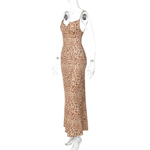 Nahaufnahme des sexy Leopardenmusters und V-Ausschnitts am langen Trägerkleid