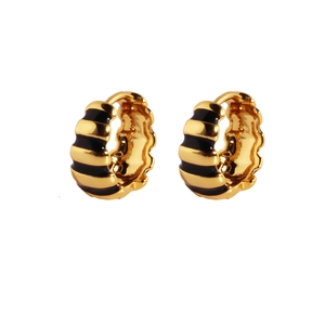 Minimalistische gold-schwarze Croissant-Creolen mit Emaille-Finish auf weißem Hintergrund