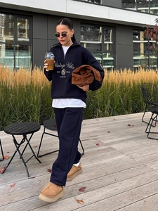 Ensemble sweat-shirt bleu marine à demi-zip et jogging assorti pour un look sport