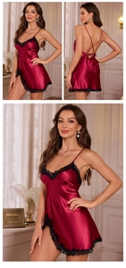 Détail de la nuisette en satin bordeaux avec dentelle noire et dos croisé élégant