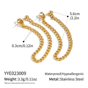 Vue détaillée des boucles d'oreilles chaînes en acier doré, longueur 5,6cm et poids 3,3g