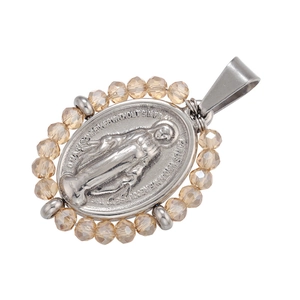 Vue macro du pendentif Médaille Miraculeuse avec Marie embossée et perles de cristal