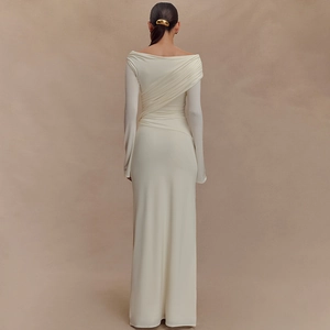 Robe longue moulante chic à épaules dénudées en blanc crème avec une coupe ajustée
