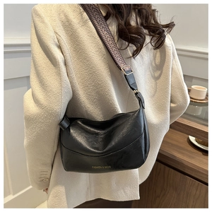 Grande borsa a tracolla in pelle PU nera con tracolla in tessuto e logo moda