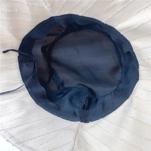 Détail du chapeau cloche à rayures montrant le cordon de serrage interne réglable