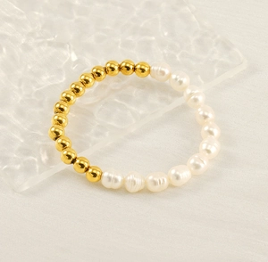 Détail d'un bracelet de style français avec perles dorées et perles d'eau douce naturelles