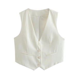 Détail d'un gilet blanc à col en V avec fermeture à quatre boutons et texture de tissu