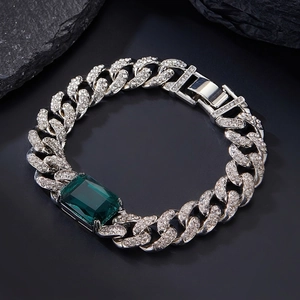 Dettaglio catena cubana argento con pietra verde smeraldo e zirconi incastonati