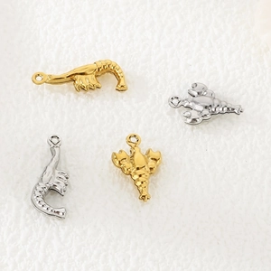 Détail de pendentifs homard en acier inoxydable or et argent pour création de bijoux