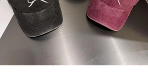 Vue détaillée de casquettes en coton lavé gris anthracite et bordeaux avec effet usé