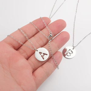 Collier en acier inoxydable avec pendentifs ronds ajourés des lettres A et B