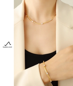 Dettaglio del set collana e bracciale in acciaio inossidabile placcato oro 18K con zirconi