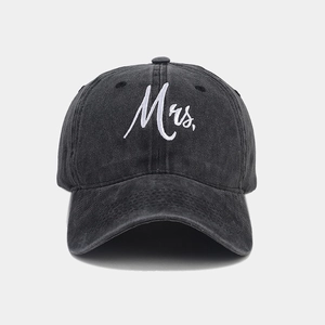 Vintage-Baseballkappe aus gewaschener schwarzer Baumwolle mit weißem Mrs. Stickerei