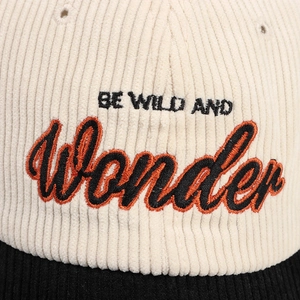 Berretto da baseball in velluto a coste color-block con ricamo BE WILD AND Wonder beige e nero