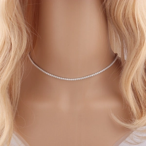 Gros plan d'un collier choker en zircon coloré porté sur le cou d'un mannequin