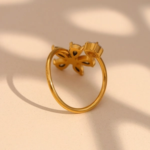 Gros plan d'une bague fleur plaquée or 18 carats ornée de zircons étincelants marquise