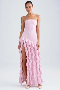 Détail d'une robe de soirée rose bustier avec volants et fente latérale haute