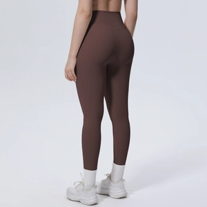 Detailansicht der nahtlosen dunkelbraunen Yogahose mit hoher Taille und Push-Up-Effekt