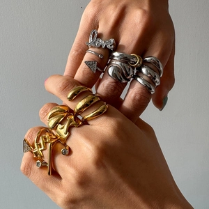 Luxuriöse stapelbare Ringe aus Edelstahl in Gold und Silber mit Diamant- und Herzdesign