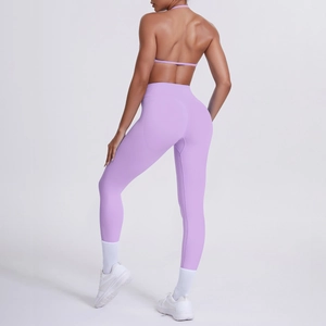 Dettaglio del set yoga lavanda con reggiseno incrociato e leggings a vita alta a costine