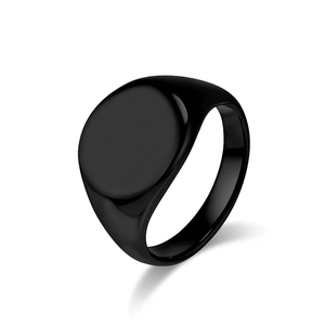 Vista dettagliata di un anello a sigillo minimalista in acciaio al titanio nero da uomo