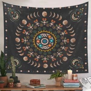 Detail eines böhmischen Wandteppichs mit Mondphasen und Mandala-Design im Raumdekor