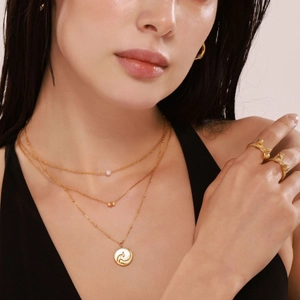 Layered 18K gold-plated necklace with white shell phoenix pendant and matching rings