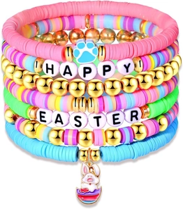 Detail der bunten Polymer-Ton-Perlenarmbänder mit Happy Easter Schriftzug und Hasen-Anhängern