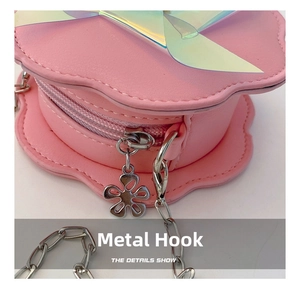 Dettaglio della mini borsa floreale rosa con zip a fiore d'argento e ganci metallici