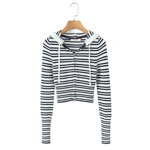 Detailaufnahme der schwarz-weiß gestreiften Strickjacke mit Kapuze, Reißverschluss und Kordelzug