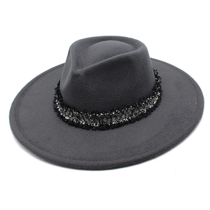 Détail du chapeau en feutre gris foncé avec ruban tressé texturé noir et argent
