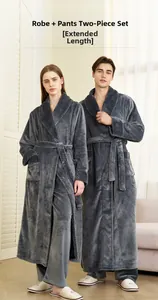 Détail de l'ensemble peignoir en flanelle grise et pantalon avec coupe longue et douce