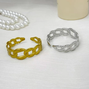 Detailansicht von zwei verstellbaren Gliederketten-Ringen in Gold und Silber auf Seide