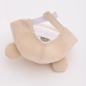 Détail de la sangle velcro et des oreilles d'ours sur la casquette bébé en velours