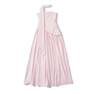 Dettaglio di un abito lungo rosa con spalle scoperte, scollo all'americana e tessuto a pieghe