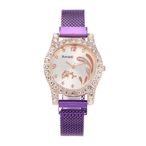 Details einer lila Magnetarmbanduhr mit Delfin-Zifferblatt und Diamantlünette
