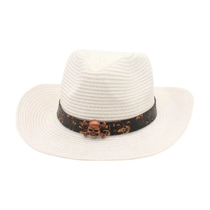 Detalle de sombrero de paja blanco con calavera de bronce y cinta decorativa oscura