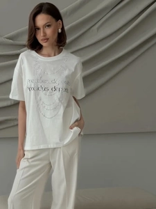 Detail of white cotton T-shirt featuring elegant pearl necklace print and French style text