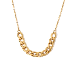 Collier en acier inoxydable doré avec chaîne cubaine épaisse et chaîne fine sur blanc
