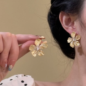 Exaggerated vintage gold flower stud earrings with sparkling crystals for women